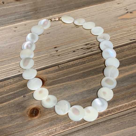 Shell White Necklace - Picture 1 of 8